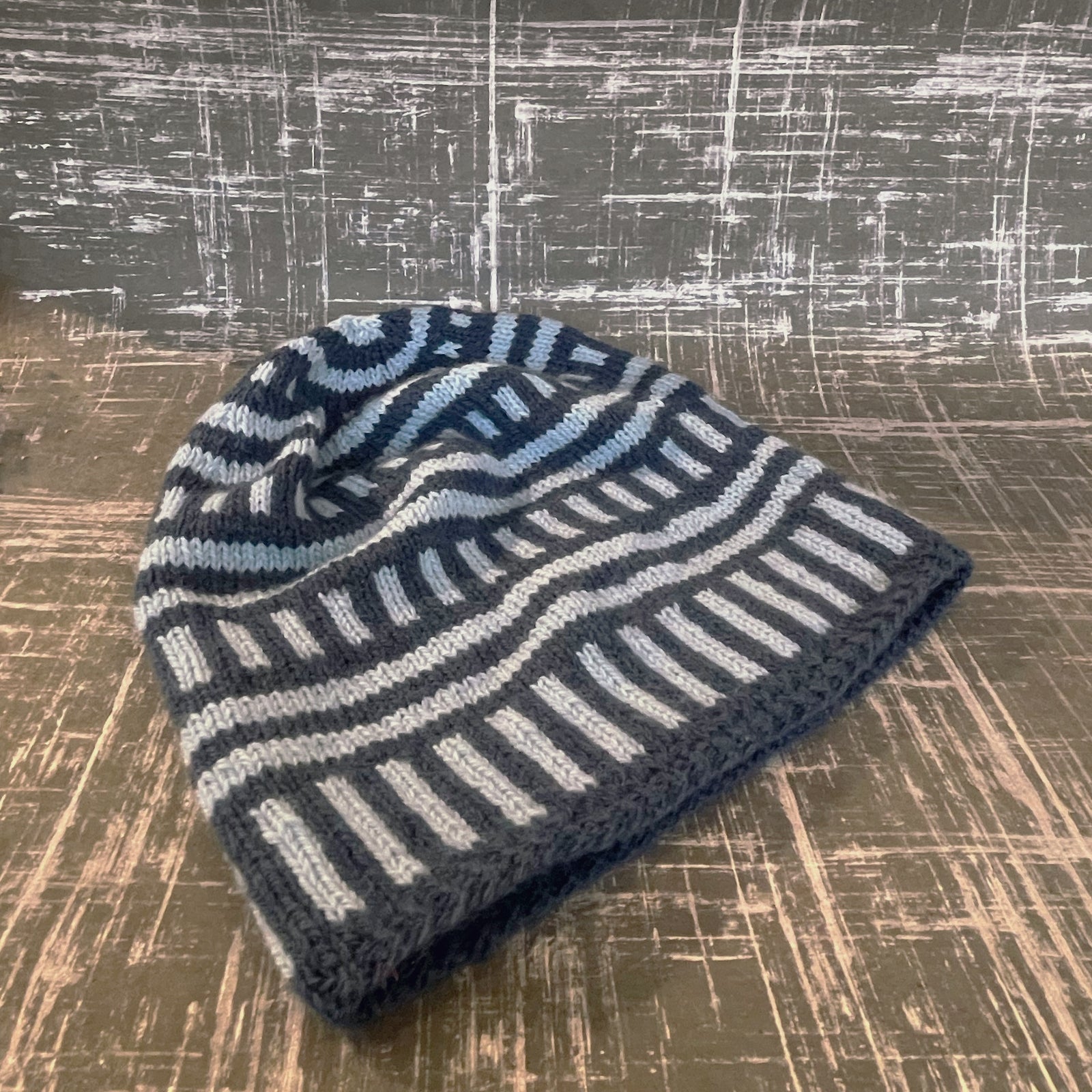 Picture of the Lineate Hat in dark and light blue colors.