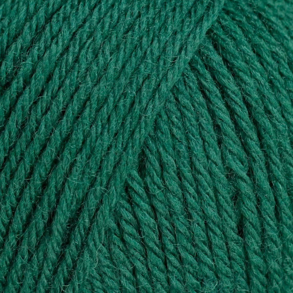 Closeup of Berroco Lanas Mistletoe 9552 in dark green